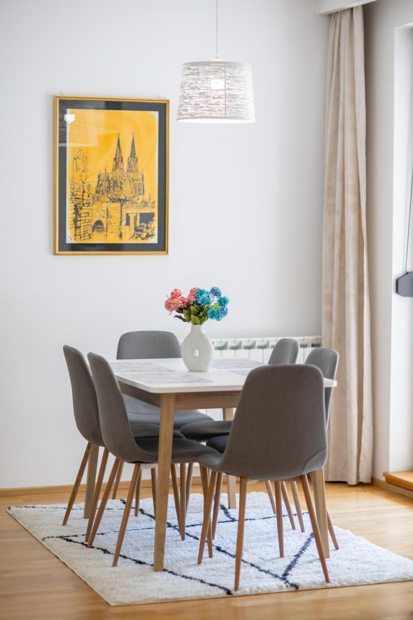 Skenderpasina Skyline 2-bedroom With Balcony Apartment