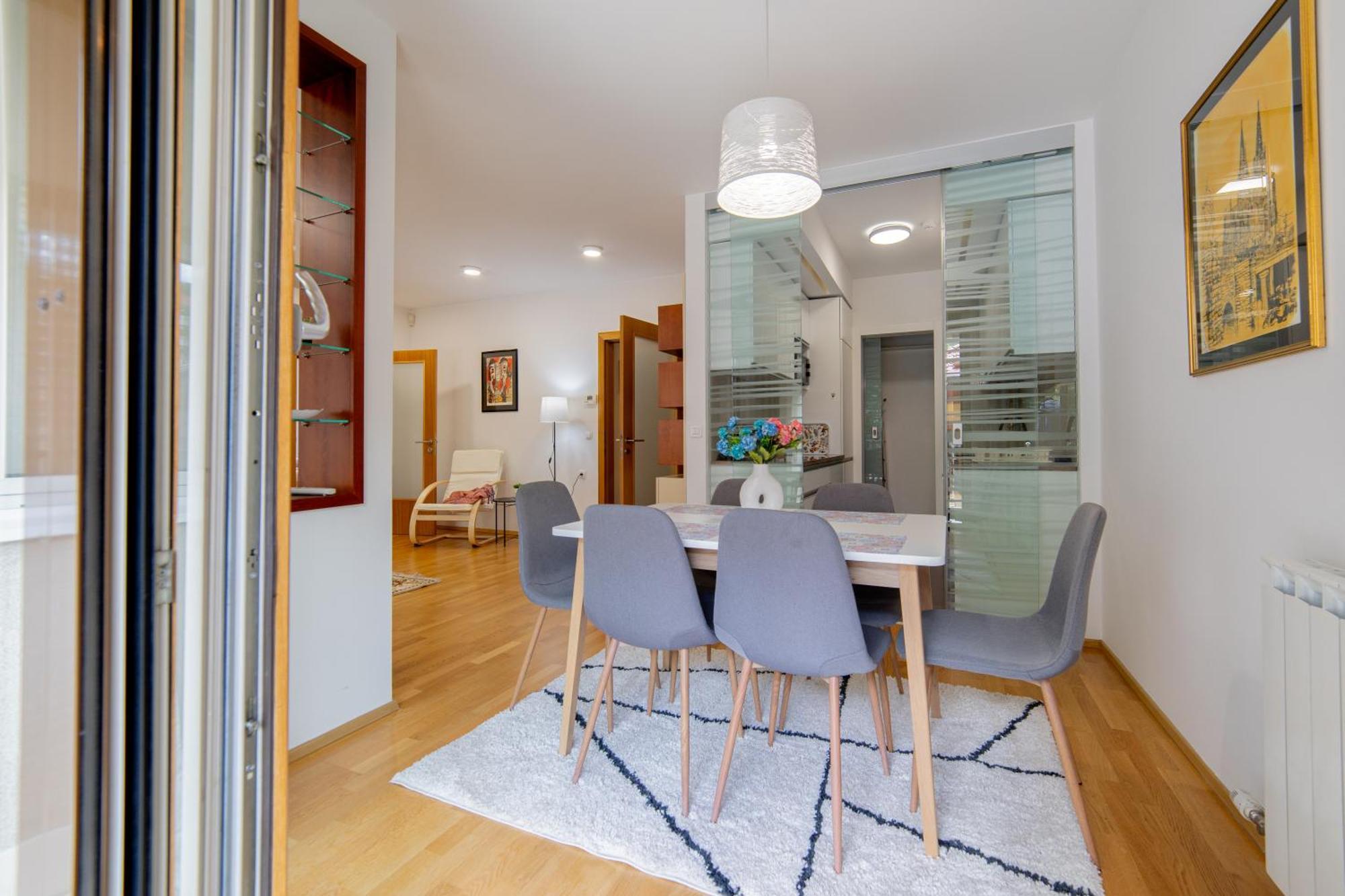 Skenderpasina Skyline 2-bedroom With Balcony Apartment